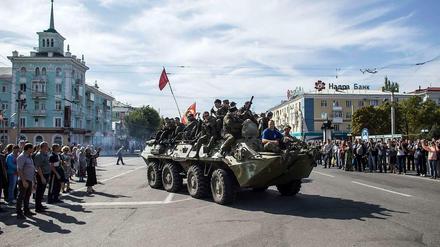 Pro-russische Rebellen während einer Parade in Luhanks in der Ostukraine.