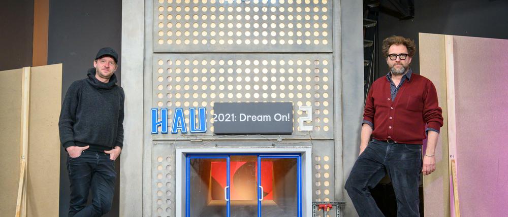 Die Szenenbilder Uli Hanisch und Josef Brandl vor ihrem Modell der HAU-2-Fassade im virtuellen Studio.