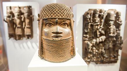 Drei Benin-Bronzen aus Westafrika, wie sie 2018 im Kunstgewerbemuseum ausgestellt waren.
