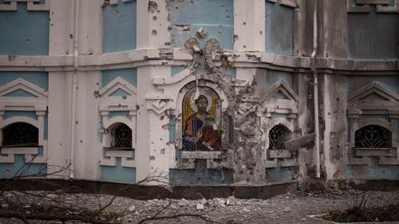 Trümmer vor einer Kirche in Charkiw, die bei einem russischen Angriff beschädigt wurde. 