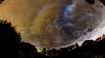 Apokalyptisch. Gewitterwolken über dem Ort Sörmeke bei Geseke (Nordrhein-Westfalen). 