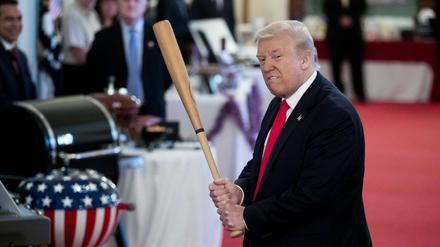 Haudrauf der speziellen Art: US-Präsident Donald Trump, hier mit Baseballschläger.