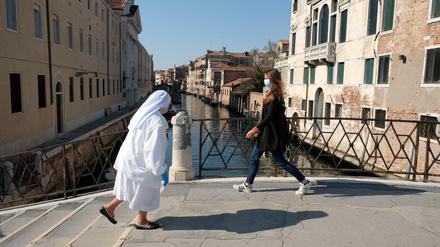 Schönheit im Shutdown: Passantinnen in Venedig am Karfreitag dieses Jahres