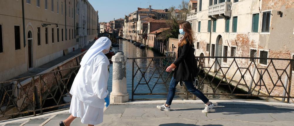 Schönheit im Shutdown: Passantinnen in Venedig am Karfreitag dieses Jahres