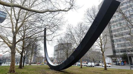 Bäume fällen oder Kunst verrücken? 1987 installierte der französische Bildhauer Bernar Venet vor der Urania seine Skulptur „Arc de 124,5°“. 