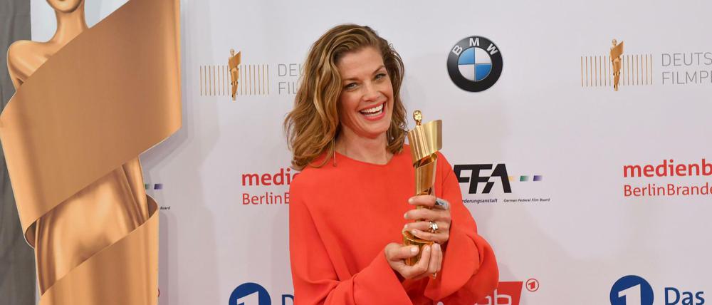 Die Schauspielerin Marie Bäumer zeigt den gewonnenen Preis für "Beste weibliche Hauptrolle für den Film 3 Tage in Quiberon".