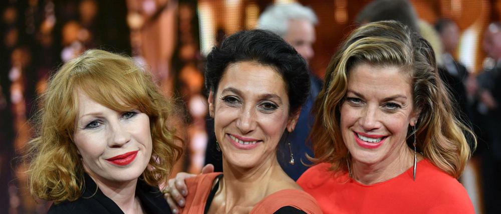 Die Schauspielerinnen Birgit Minichmayr (l-r), Emily Atef und Marie Bäumer nach der Verleihung des 68. Deutschen Filmpreises "Lola"