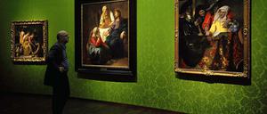 Ausstellung: "Der fruehe Vermeer". Im Dresdner Zwinger sieht man das Gemaelde "Bei der Kupplerin", daneben hängen die Gemälde "Christus bei Maria und Martha", (l.) und "Diana und ihre Gefaehrtinnen". 