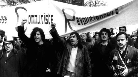Das Archivbild vom 18. Februar 1968 zeigt den Studentenführer Rudi Dutschke (M, mit erhobener Faust) sowie den deutschen Lyriker und Schriftsteller Erich Fried (l) in Berlin an der Spitze eines Demonstrationszuges gegen den Vietnamkrieg. 