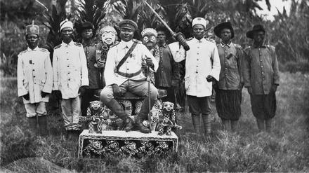 König Njoya von Bamum auf seinem Thron. Aufnahmedatum unbekannt.