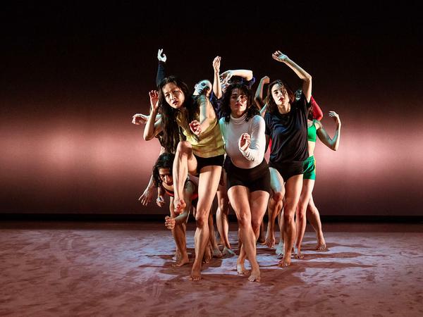 Die Tänzerinnen von "The Sea Within", einer Arbeit der belgischen Choreografin Lisbeth Gruwez.