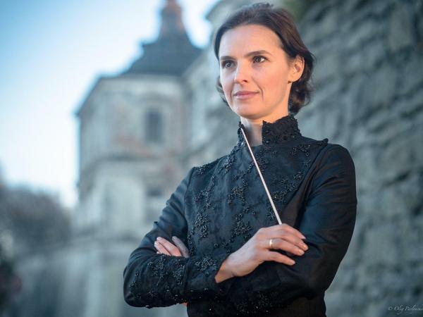 Oksana Lyniv ist die erste Frau, die im Bayreuther Orchestergraben eine Aufführung leiten darf. 