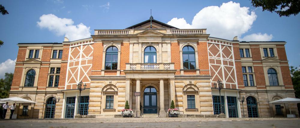 Im Bayreuther Festspielhaus wird derzeit fast täglich umdisponiert - wegen sich häufender Covid-Fälle.