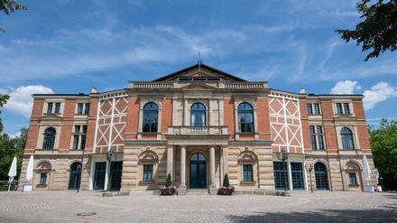 Unter freiem Himmel und gleißender Sonne: das Richard-Wagner-Festspielhaus in Bayreuth. 