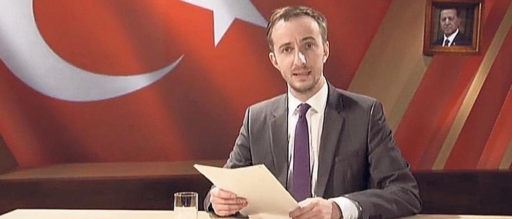 Vor türkischer Flagge: Jan Böhmermann trägt am 31. März im ZDF sein Schmähgedicht vor. . 