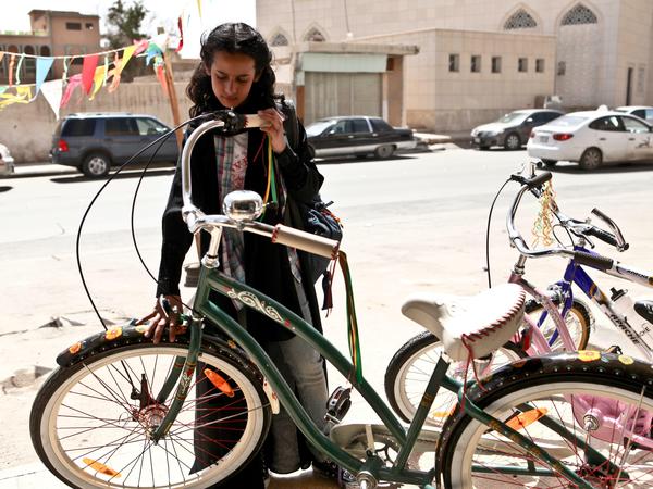Wadjda träumt von einem grünen Fahrrad. Um ihren Traum in Saudi-Arabien zu verwirklichen, setzt sie alle Hebel in Bewegung. Eine Szene aus dem Film von Hayfa Al AMansour, Regisseurin, Drehbuch- und nun auch Romanautorin. 