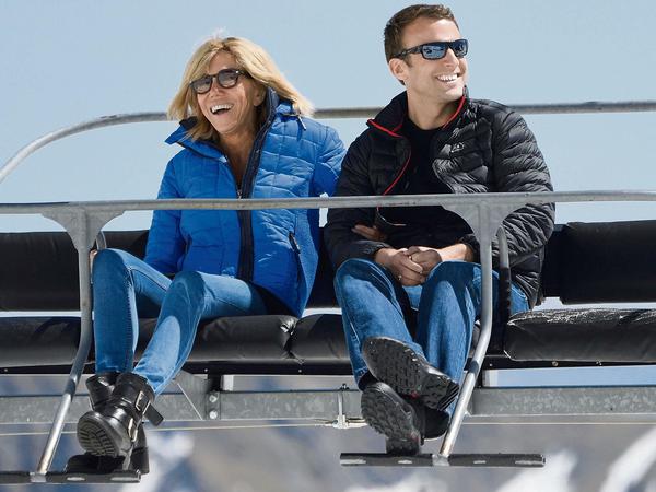 Der französische Präsident Emmanuel Macron und seine Ehefrau Brigitte vor der Wahl, beim Ski-Urlaub im April. Sie lernten sich an der Uni kennen, sie war seine Lehrerin im Gymnasium. 