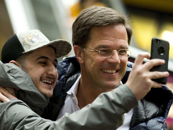 Im Moment liegt Mark Rutte (VVD), amtierender Ministerpräsident der Niederlande, in den Umfragen knapp vorne. 