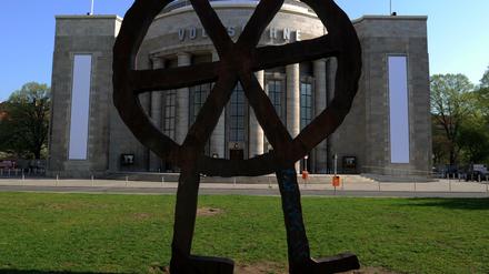 Die Rad-Skulptur vor der Volksbühne am Rosa-Luxemburg-Platz soll zum Ende der Ära Castorf verschwinden. 
