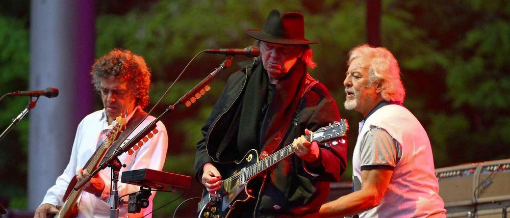 Greisdreieck. Neil Young mit Billy Talbot (l.) und Frank "Poncho" Sampedro von Crazy Horse.