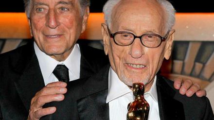 Einen Oscar hat er nie bekommen, aber einen Ehrenoscar, mit 94 Jahren: Eli Wallach. Hier mit Tony Bennett bei der Oscar-Gala 2010.