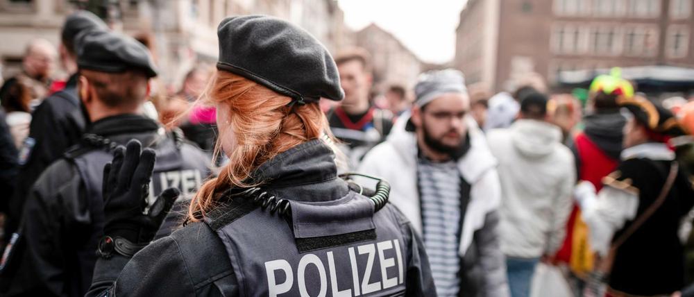 Polizistinnen und Polizisten kontrollieren in der Düsseldorfer Altstadt. Der Karnevalsauftakt am 20.02.2020 in der Düsseldorfer Altstadt war trotz Sturms und Regen sehr gut besucht. (Symbolbild)