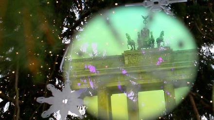 Der Christbaum am Pariser Platz ist ein traditionelles Geschenk der norwegischen Botschaft. Und auch unser Weihnachtsrätsel ist schon Tradition.