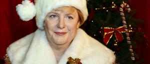 Die Wachsfigur von Bundeskanzlerin Angela Merkel als Weihnachtsmann bei Madame Tussauds.