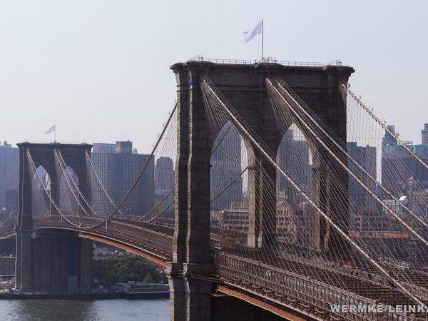 Weiße Flaggen auf der Brooklyn Bridge - „White American Flags“ von Wermke/Leinkauf.