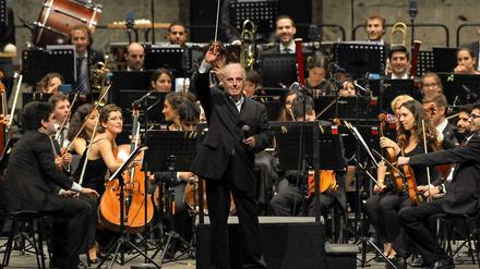 Daniel Barenboim mit dem West-Eastern Divan Orchestra in der Berliner Waldbühne am Samstag.