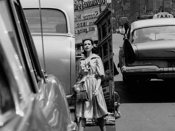 Am Times Square in New York fängt Klein 1962 das Spiegelbild einer jungen Frau ein.