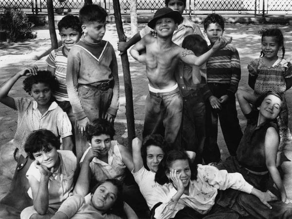 Jungs und Mädchen aus der New-Yorker-Nachbarschaft posieren 1955 für Klein als Rock- und Filmstars.