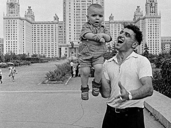 Klein fotografiert 1959 einen Georgier in Moskau, der vor der Universität stolz seinen Sohn ins Bild hebt.