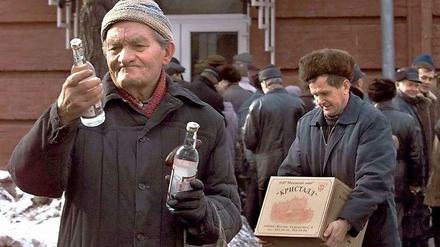 Hamstern, bevor der Wodka wieder teurer wird. Männer vorm Spirituosenladen einer Moskauer Schnapsfabrik. 