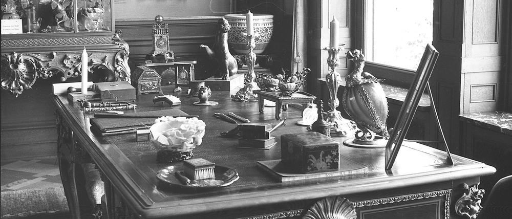 Blick in einen Raum im Rothschild-Palais mit Teilen seiner Sammlung, wenige Tage nach dem NS-verfolgungsbedingten Verkauf der Kunstsammlung an die Stadt Frankfurt im November 1938.