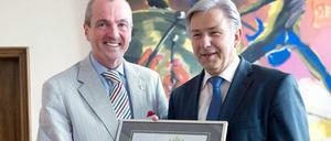 Im Dienst der Kunst? Berlins Regierender Bürgermeister überreicht US-Botschafter Philip D. Murphy zum Abschied ein Bild als Geschenk, am 4. Juli im Roten Rathaus. 