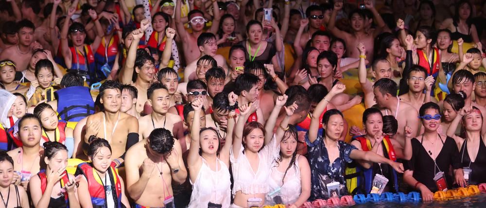 Poolparty. Im chinesischen Wuhan, wo Corona das Leben komplett zum Erliegen brachte, wurde schon im August wieder gefeiert, etwa bei diesem Konzert in einem Wasserpark.