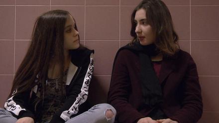Austausch als utopischer Moment. Zwei Schülerinnen aus der französischen Doku „Premières Solitudes“.