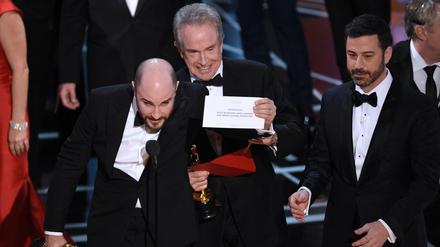 So ist es richtig: Jordan Horowitz, Produzent von "La La Land", zeigt "Moonlight" als Gewinner-Film. 