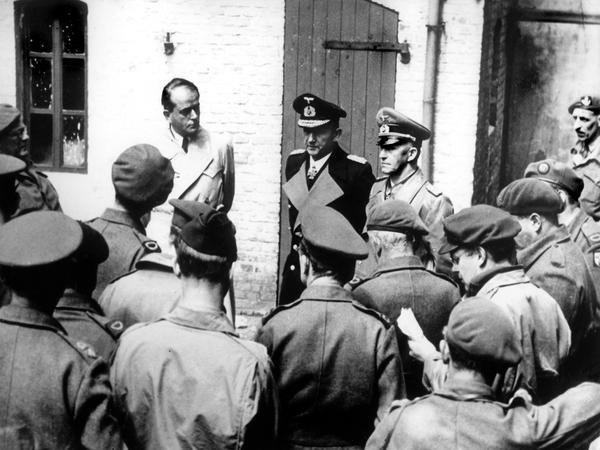 Von links nach rechts: Rüstungsminister Albert Speer, Hitlers Nachfolger Großadmiral Karl Dönitz und der Chef des deutschen Generalstabs, Generaloberst Alfred Jodl, beantworten nach ihrer Gefangennahme im Mai 1945 durch die Briten Fragen von Kriegskorrespondenten.