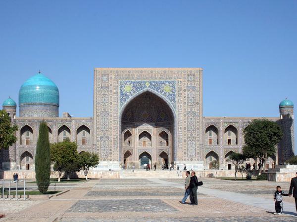 Das Herz von Samarkand: Der Registan. Der große Iwan wurde nach dem Vorbild des Iwans von Ktesiphon erbaut, der "Mutter" aller Iwane.