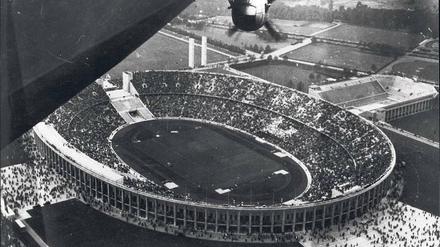 Die Wolken waren zu erkennen. Der Zeppelin „Hindenburg“ schwebt über dem Olympiastadion. Foto: Imago