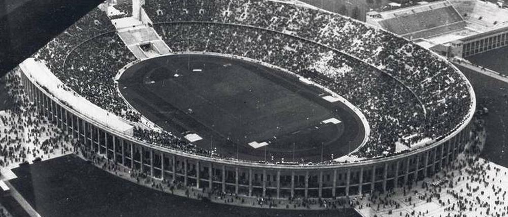 Die Wolken waren zu erkennen. Der Zeppelin „Hindenburg“ schwebt über dem Olympiastadion. Foto: Imago