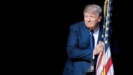 „Niemals genug“. Donald Trump stützt sich auf ein Amerika, das Stars und Sternchen in seiner Fahne zeigt.