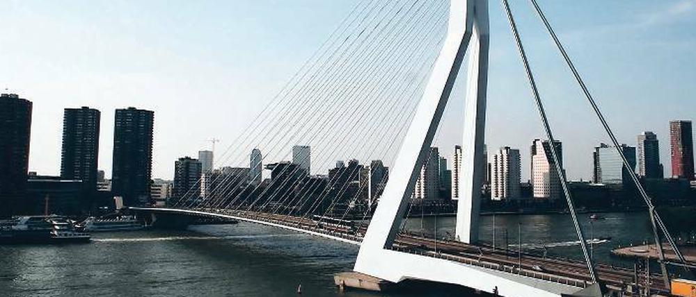 „Brücken bauen“ in jedem Sinne. Rotterdam hat mit der Erasmus-Brücke die Stadtteile südlich der Maas neu erschlossen und ans Stadtzentrum angebunden. 