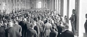 Schlussstrich? Zuschauer der Unterzeichnung des Friedensvertrages in Versailles am 28. Juni 1919.