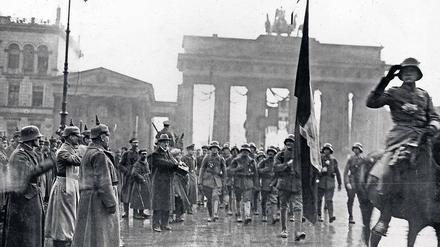 Vorbeimarsch der von der Front heimgekehrten Garde-Jäger vor General Lequis am Brandenburger Tor am 10. oder 11. Dezember 1918. 