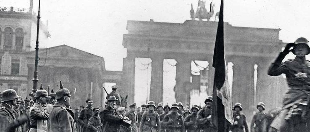 Vorbeimarsch der von der Front heimgekehrten Garde-Jäger vor General Lequis am Brandenburger Tor am 10. oder 11. Dezember 1918. 