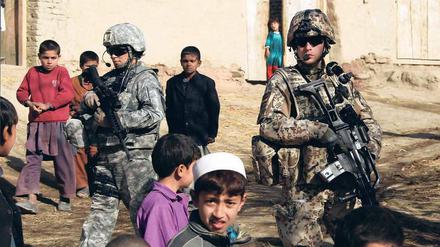 Getrennte Wege? Ein Soldat der US Army (li.) und einer der Bundeswehr patrouillieren bei einer gemeinsamen Mission in Afghanistan. 
