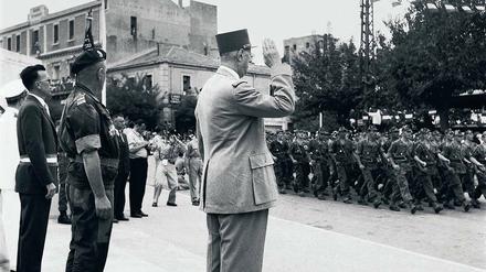 Vor Staatspräsident General de Gaulle paradieren am 28. August 1959 Fallschirmjäger des „Commando Georges“ . 